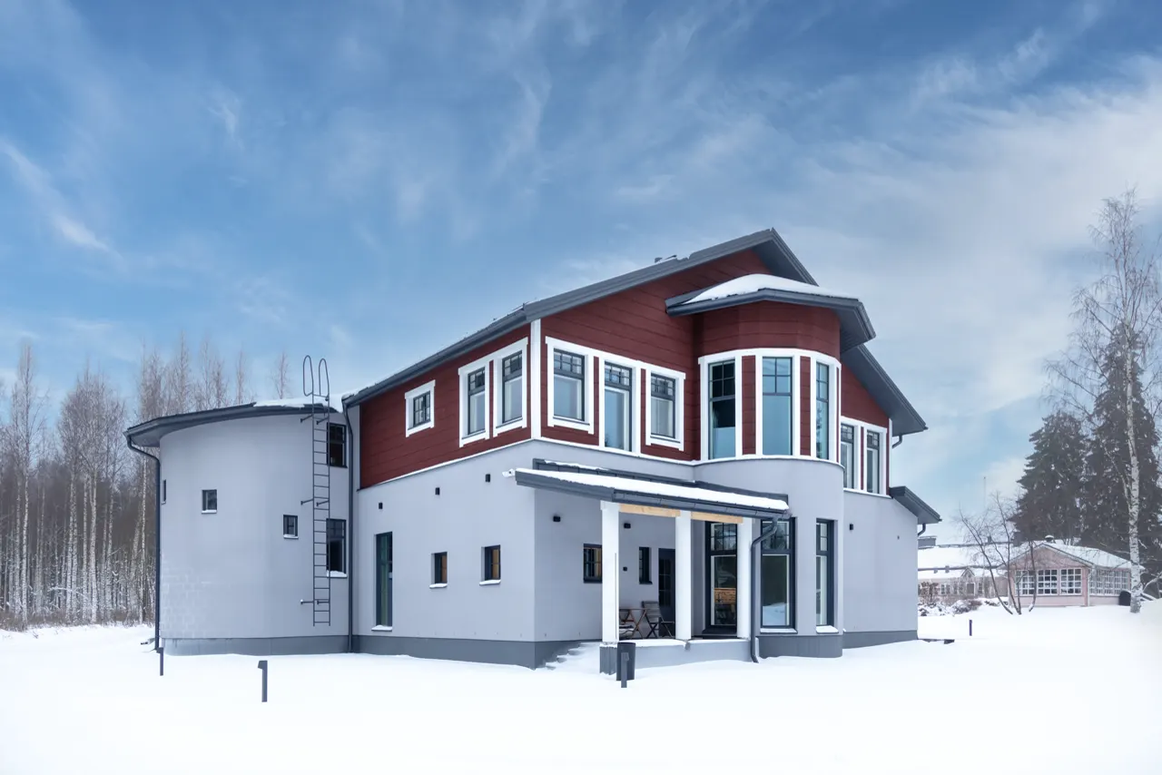 Näkymä Savo Outpostin pihapiiriin Haukivuorella